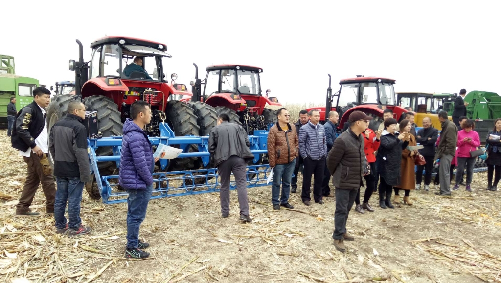 時風(fēng)國三大型拖拉機在黑龍江省深松深耕現(xiàn)場演示會上大放異彩